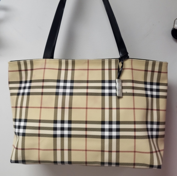 Burberry large tote with matching size 9 heels - Picture 1 of 6